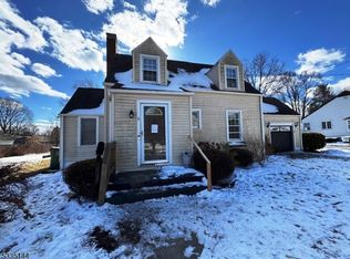 8 Green St, Washington, NJ 07882