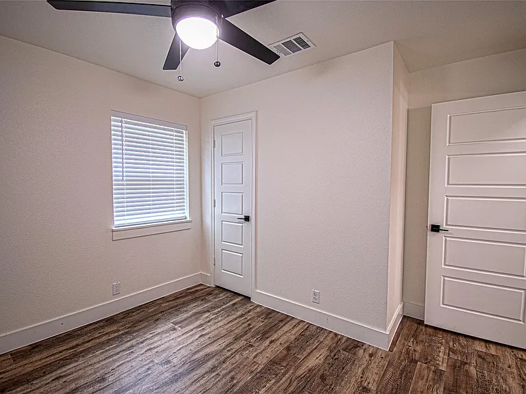 551 E Burks St — Photo 15
