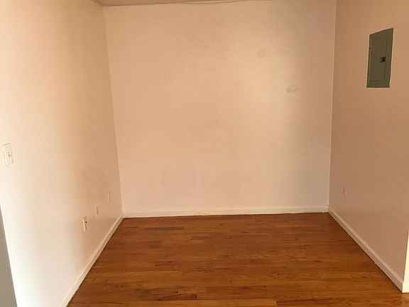 3rd image of 2738 Hone Ave