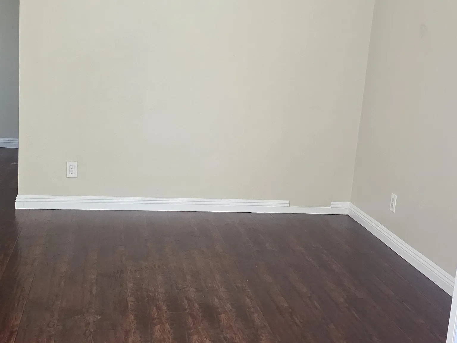 945 N San Antonio Ave — Photo 2