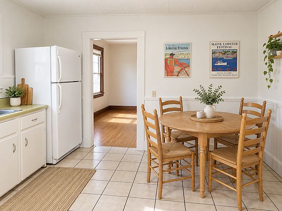 3rd image of 19 Oak St APT 2