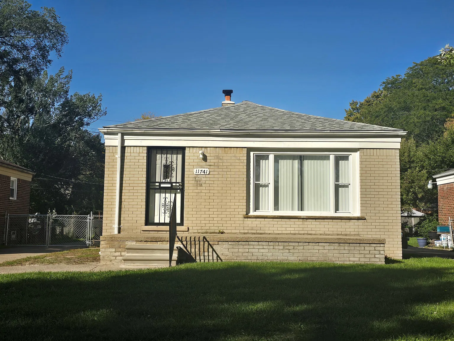 3 bed, 1.0 bath, 1038 sqft, $1,499 — Photo 1