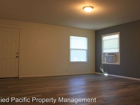 3rd image of 12909 Douglas St