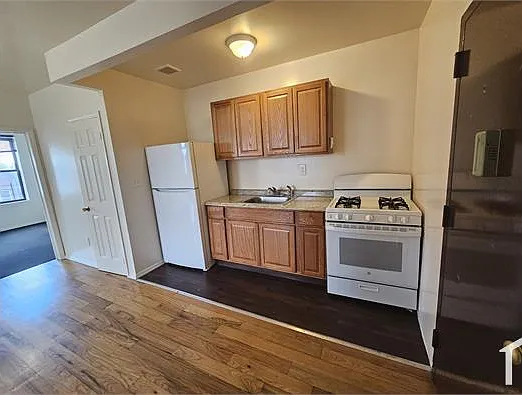 3 bed, 900 sqft, $3,695 — Photo 1