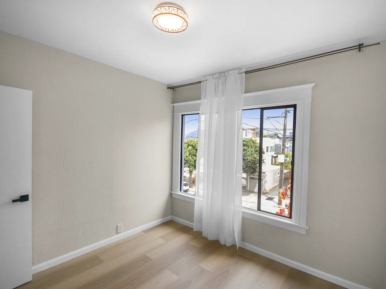 3 bed, 900 sqft, $4,900 — Photo 4