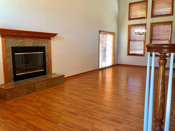 5th image of 909 Country Oak Dr