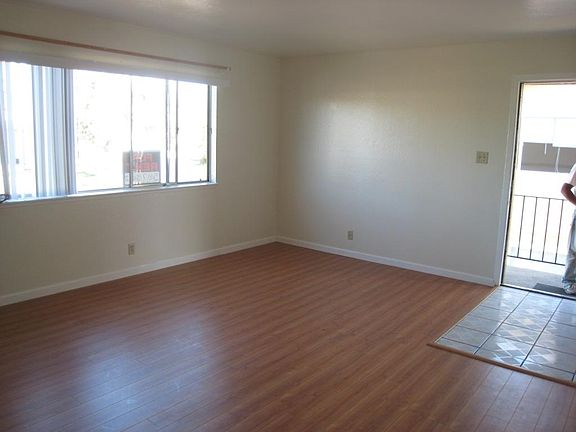 5th image of 27079 Tyrrell Ave #3