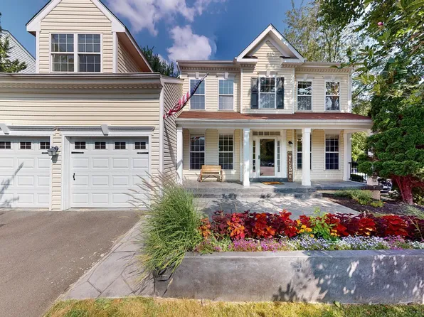 17320 Cedar Bluff Ct, Round Hill, VA 20141