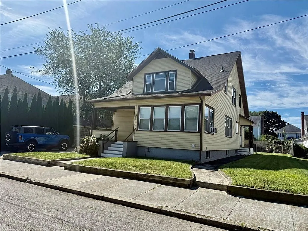 2 bed, 1.0 bath, 1176 sqft, $1,900 — Photo 2