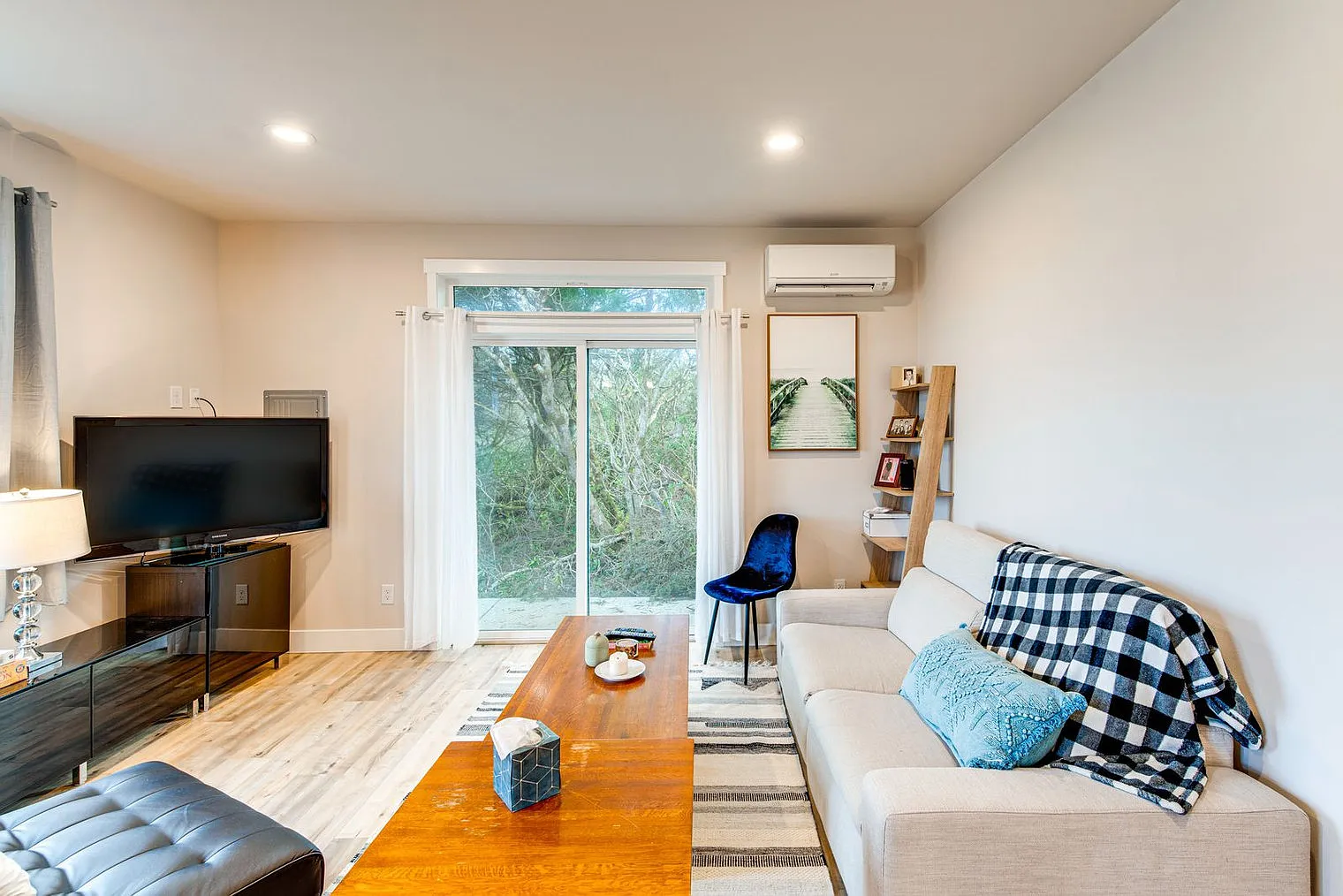 2 bed, 1.0 bath, 871 sqft, $2,336 — Photo 1