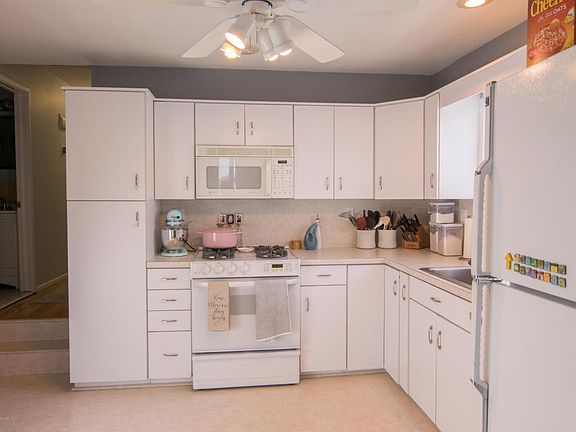 3rd image of 383 Brookfield Ave
