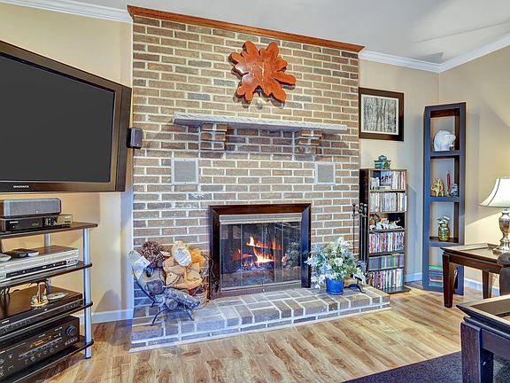 4th image of 105 Leanne Dr