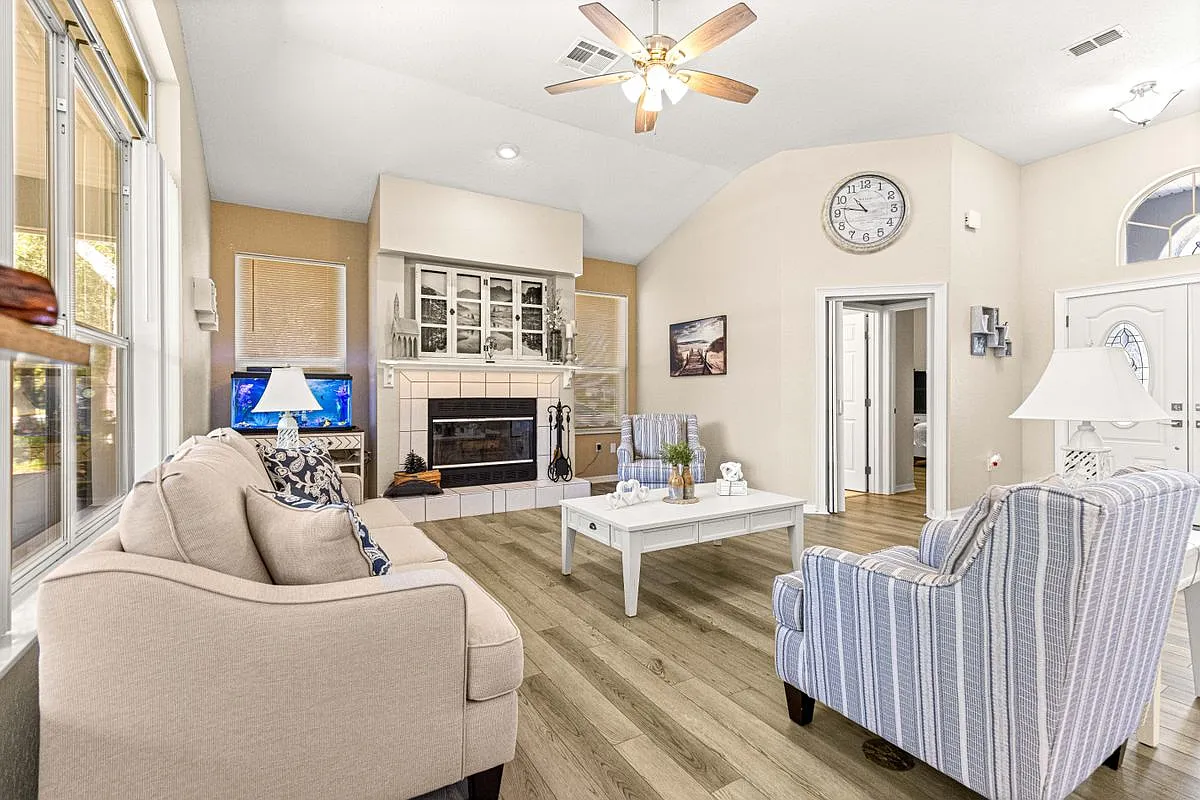 2 bed, 2.0 bath, 1702 sqft, $1,700 — Photo 2