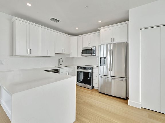 4th image of 226 N K St Unit B