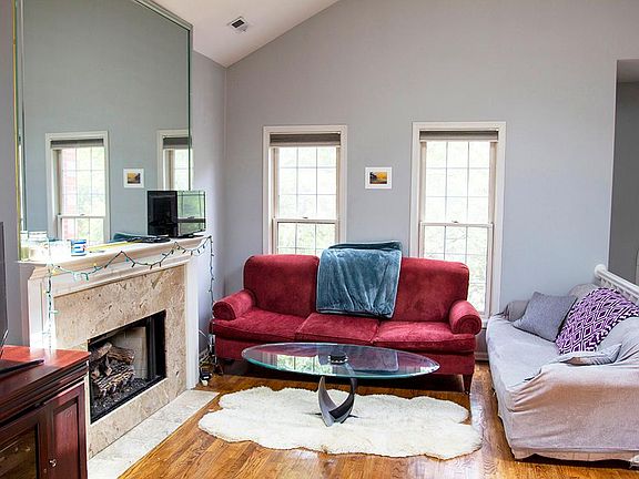 4th image of 1042 N Wood St APT 3