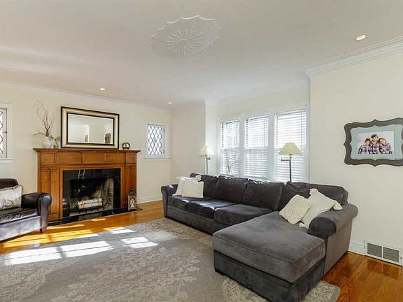 4th image of 7451 Stanford Ave