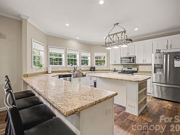 3rd image of 2702 Henry Knob Rd