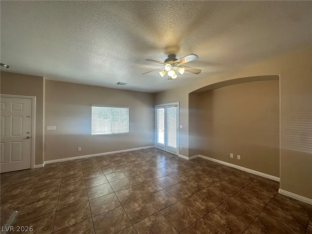 3 bed, 2.5 bath, 1670 sqft, $2,090 — Photo 3