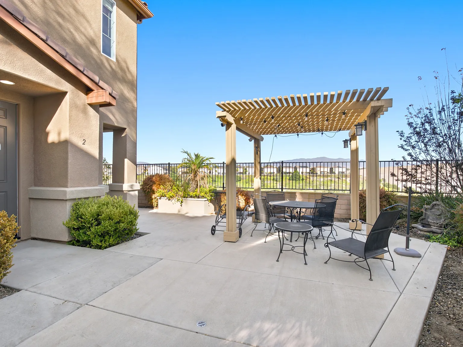 3 bed, 2.5 bath, 1588 sqft, $3,800 — Photo 3