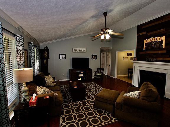 4th image of 111 Green Briar Cir