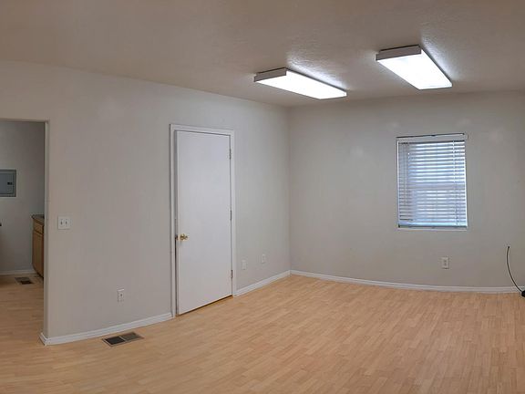 4th image of 3-109 Elm St SE #3