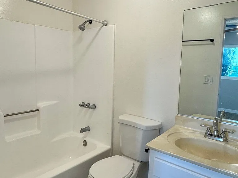 1009 E 2nd St #C — Photo 11