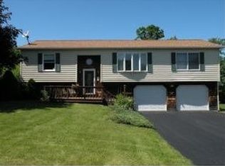 10 Country Knoll Dr, Binghamton, NY 13901