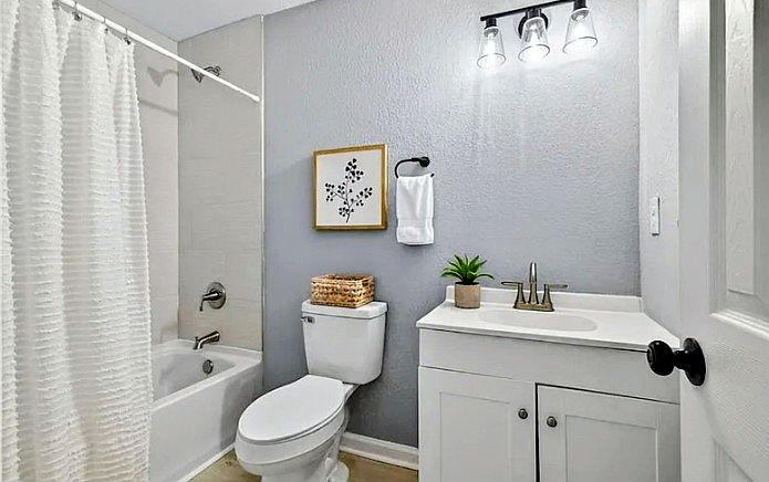 2nd image of 424 Elmont Rd #1