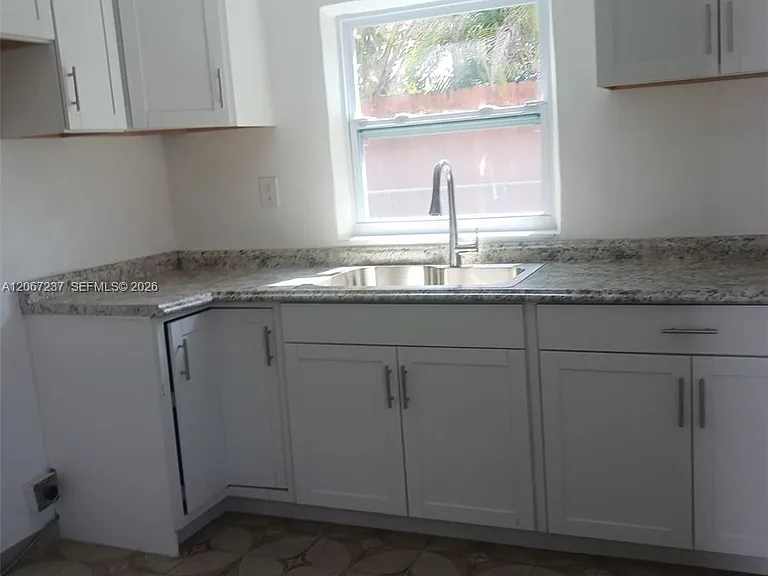 170 E 46th St #2 — Photo 3
