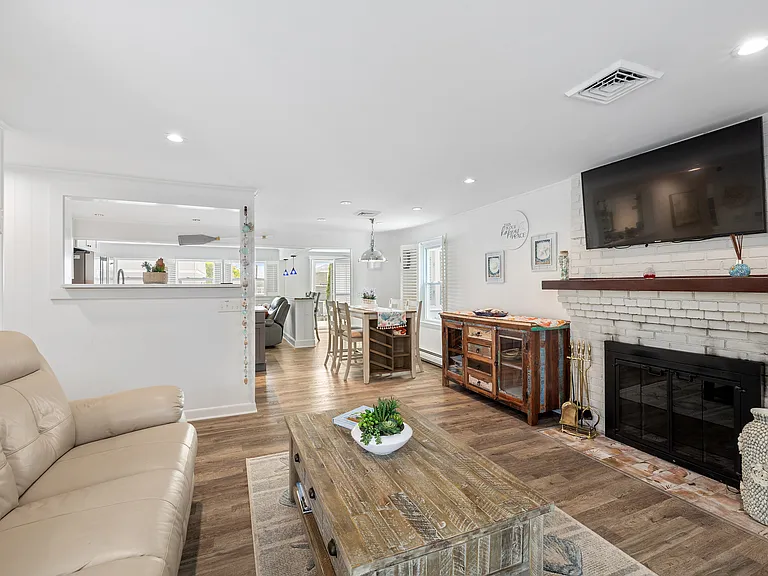 35 Willow Ave — Photo 2