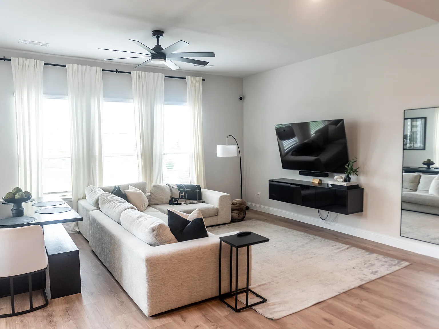 4 bed, 3.5 bath, 2290 sqft, $2,800 — Photo 2
