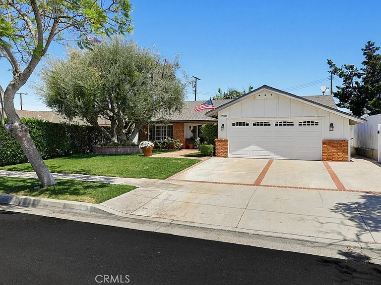 2705 E Jacaranda Ave — Photo 3