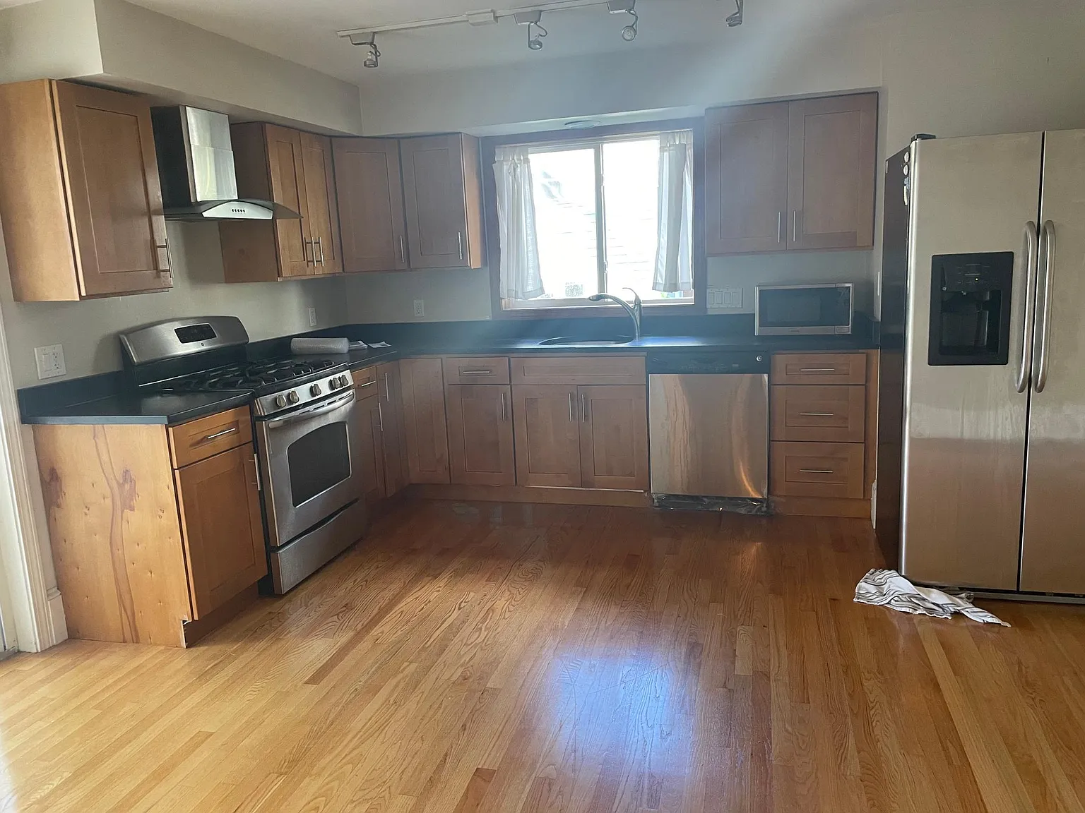 3 bed, 1340 sqft, $3,700 — Photo 3