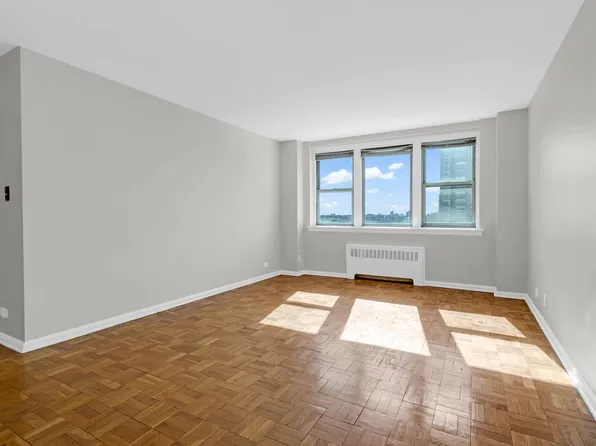 60 Knolls Crescent image 2 of 22