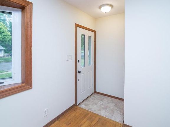 3rd image of 564 Manor Dr