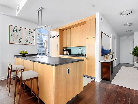 2nd image of 207 E 57th St APT 16A