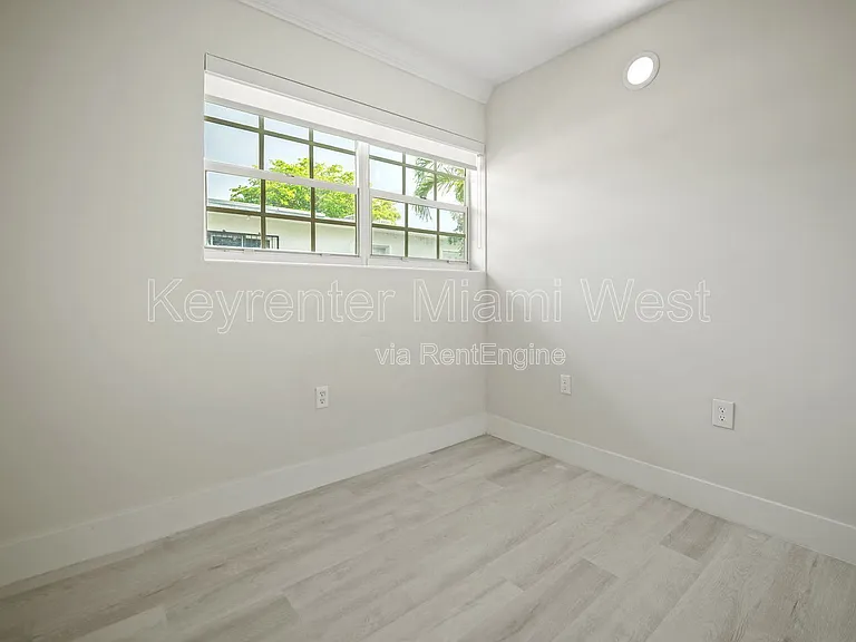 219 NW 10th Ave #4 — Photo 2