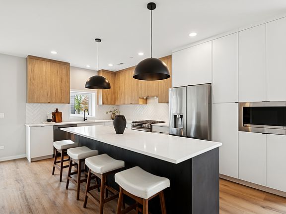 4th image of 946 Beloit Ave #4