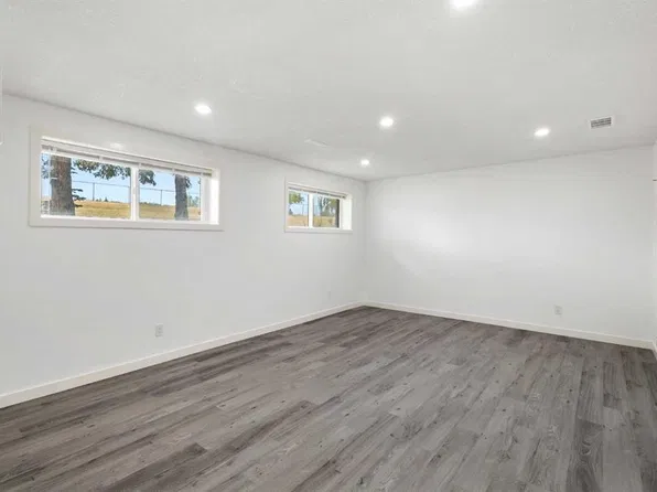 6008 Dalgetty Dr NW, Calgary, AB T3A 1J3