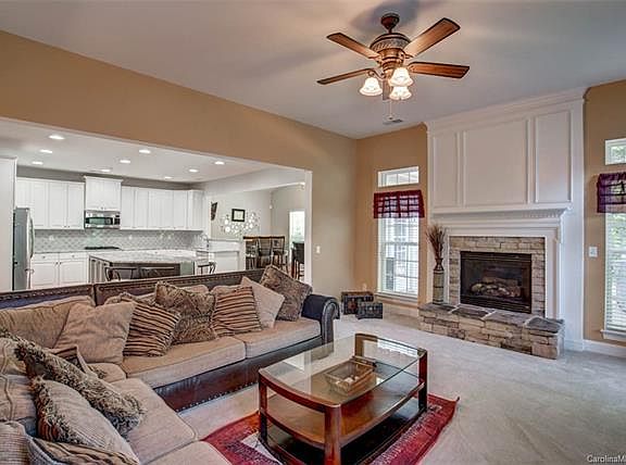 4th image of 404 Stonewater Bay Ln
