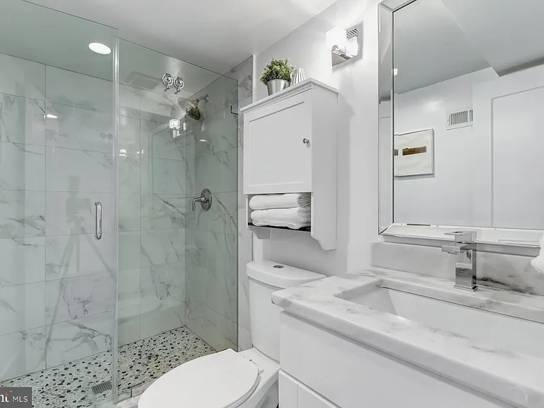 909 Delafield Pl NW #B — Photo 7