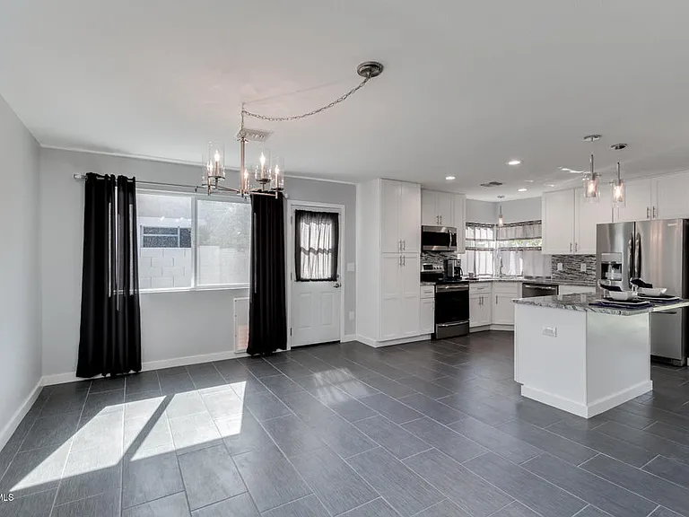 1115 W Barrow Dr — Photo 11
