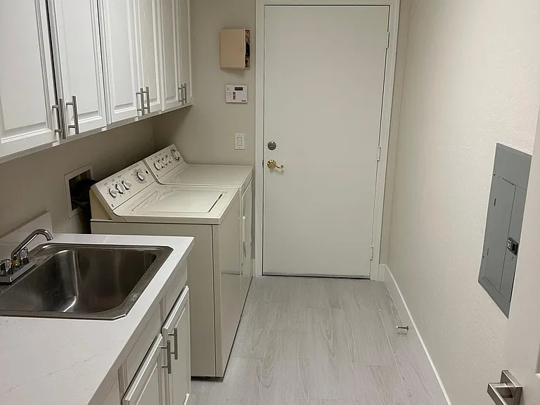 Utility/Laundry Room (door to Garage)