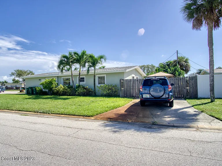 455 Laurel Ct — Photo 4