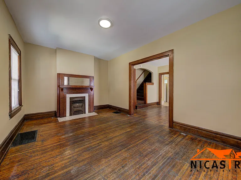 1638 Indianola Ave — Photo 9