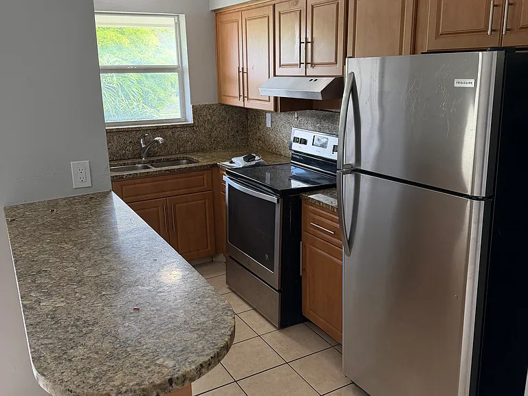 713 NE 8th St #8 — Photo 3