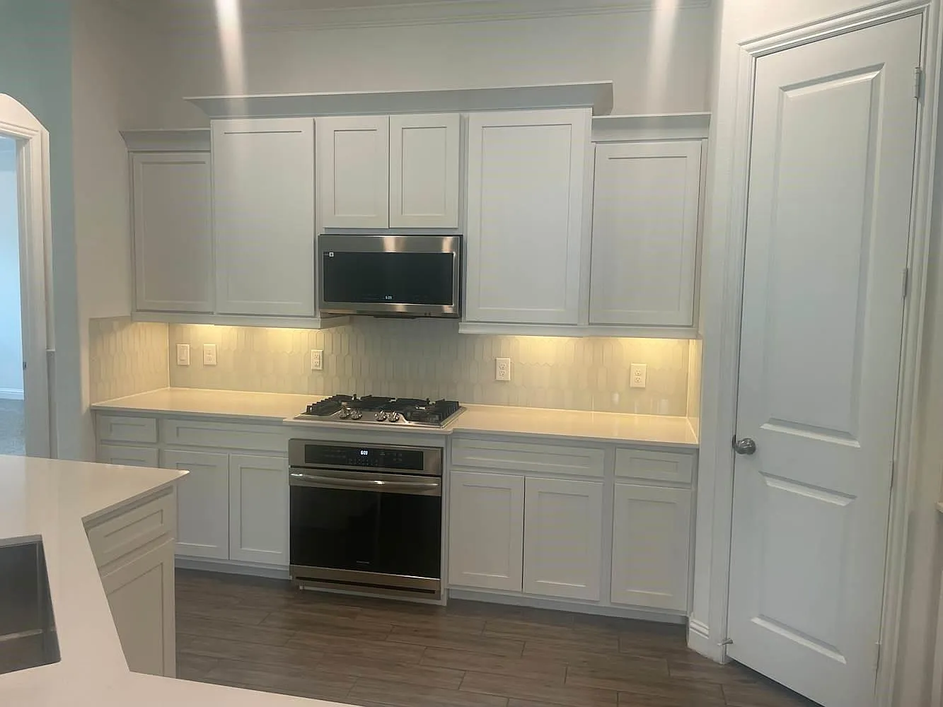 4 bed, 2.5 bath, 2411 sqft, $2,299 — Photo 3