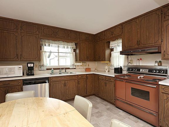 5th image of 1631 Hoyt Ave E