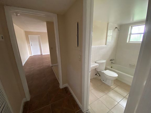 5th image of 4565 Lexington Ave #10
