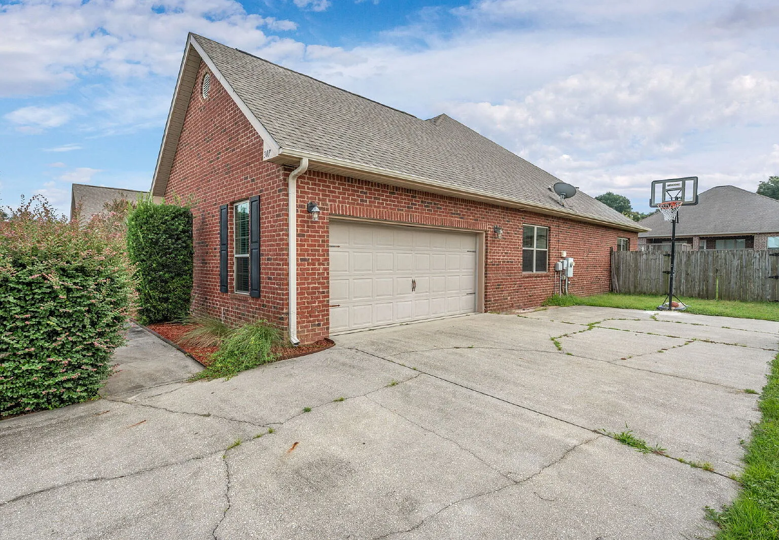 4 bed, 2.5 bath, 2305 sqft, $2,100 — Photo 2